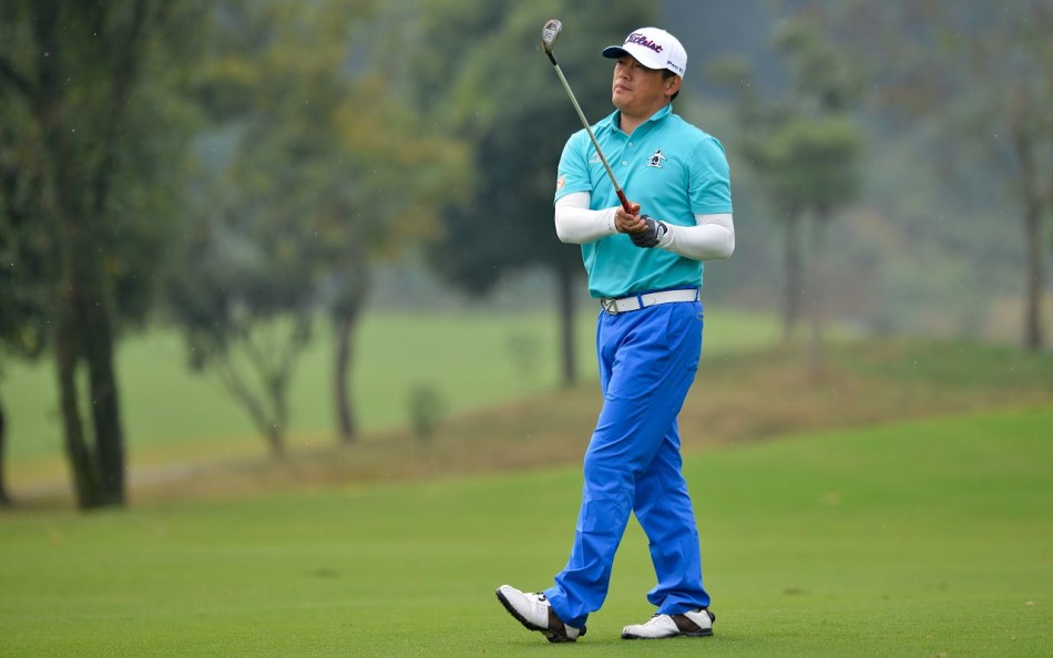 夕阳映照下的球场美景，球员身影与自然风光构成和谐画卷