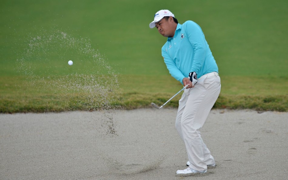 镜头定格于球洞旁的高尔夫球与旗杆，象征着挑战与目标的圆满