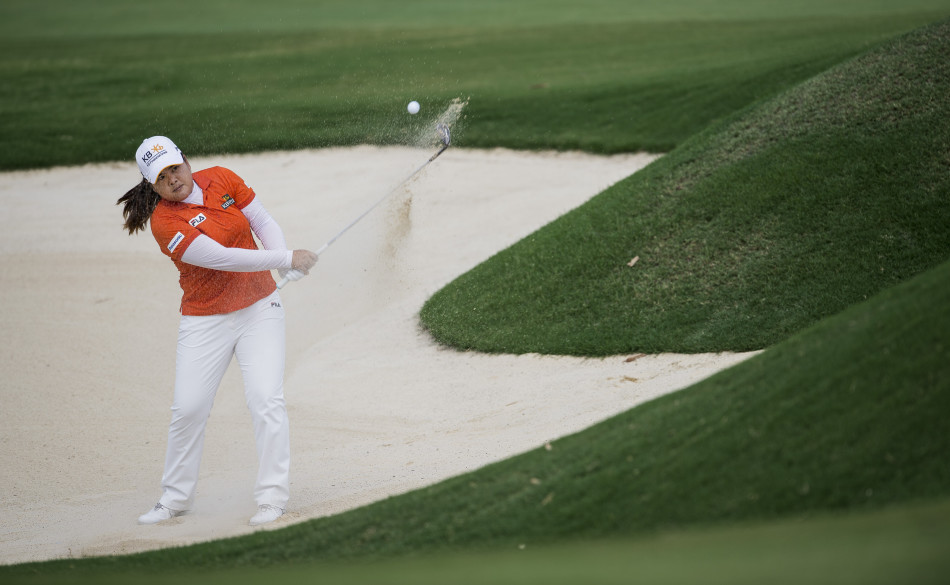 朴仁妃在沙坑中完成一次精彩的救球，沙砾飞扬