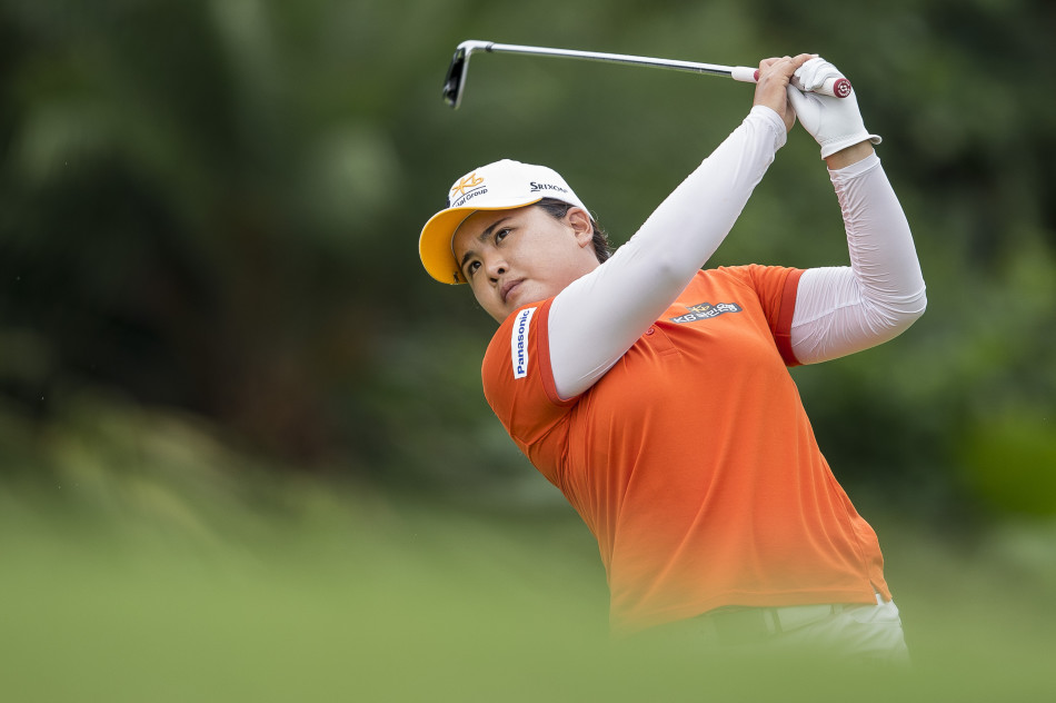 朴仁妃挥杆动作完成，身姿挺拔，呈现经典收杆瞬间