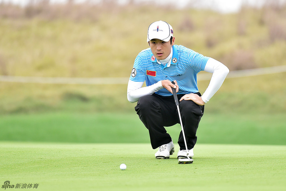 吴阿顺在完成一记关键击球后,正弯腰凝神,仔细审视白色高尔夫球在果岭上的精确落点位置。