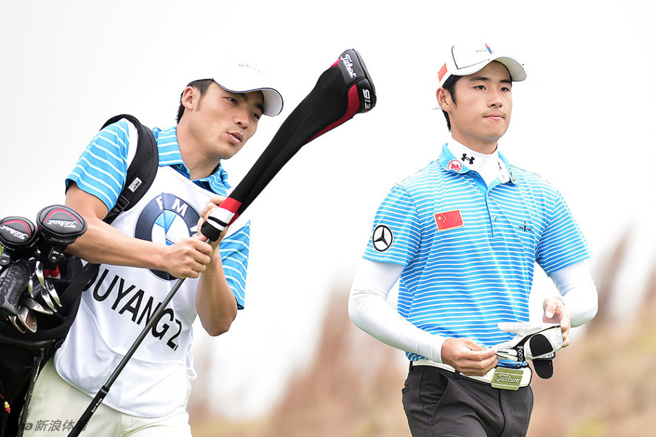 著名选手梁文冲身着一袭醒目红衣,在果岭旁神情专注地审视推击线路,俨然是赛场上一道亮丽的风景。