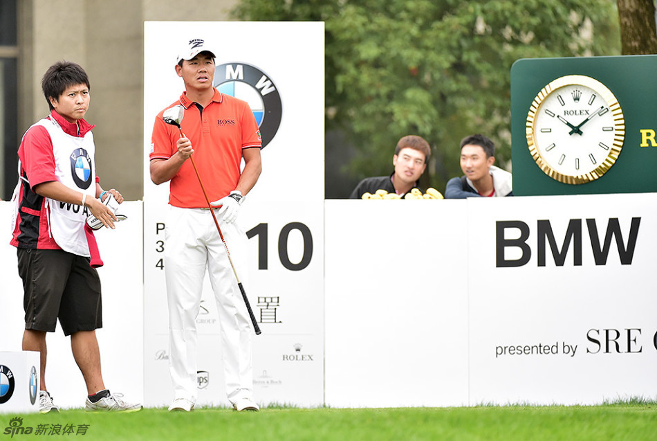 新生代球星李昊桐在发球台上全力挥杆开球,身体力量完全释放,展现出兼具力度与美感的挥杆动作。