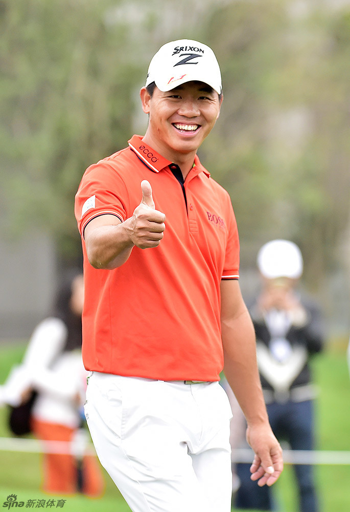 胡牧正蹲在果岭边,全神贯注地观察草坪的起伏走向,为接下来的关键推杆计算最佳路径与力度。