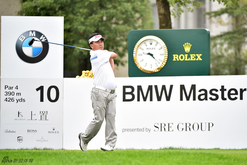 赛事现场球洞特写,记分牌清晰显示此为标准杆4杆的第十洞,周围环绕着劳力士、宝马等众多顶级赞助商标志,彰显赛事的高规格与专业性。