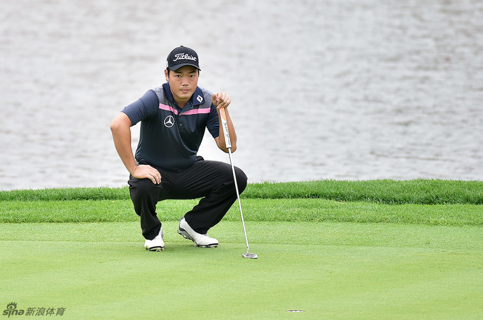 中国高尔夫实力战将曹一在比赛中,他正进行侧身挥杆击球,动作流畅而稳定,专注于将球送往理想的目标区域。