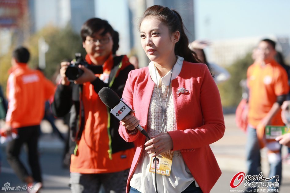 央视美女记者艾婷婷现场采访球迷_高清图集_新浪网