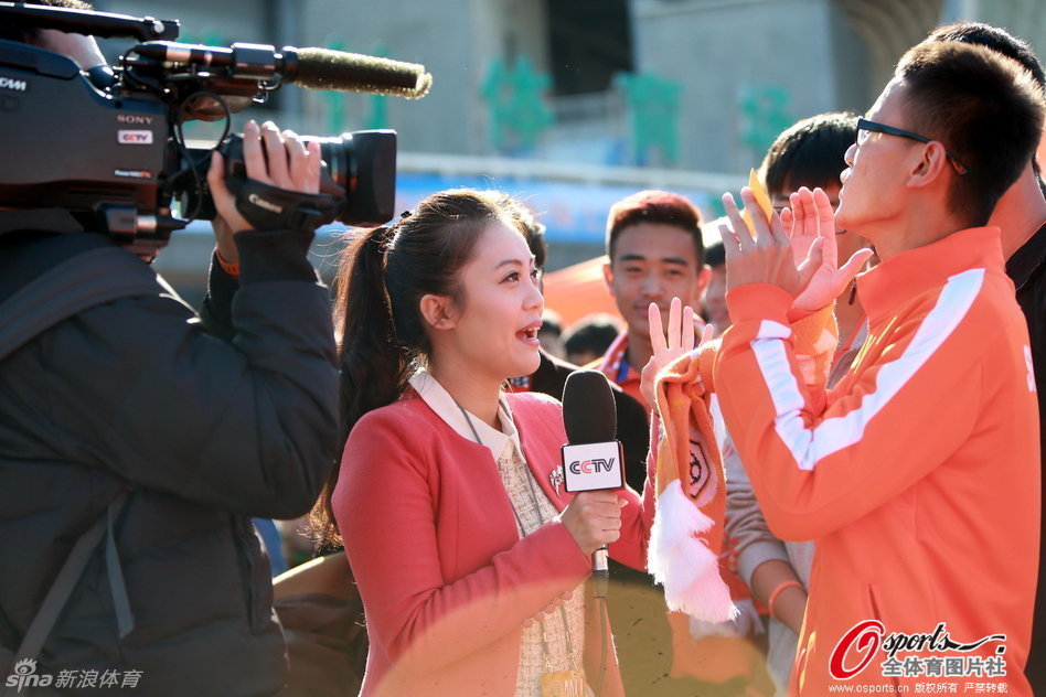 央视美女记者艾婷婷现场采访球迷