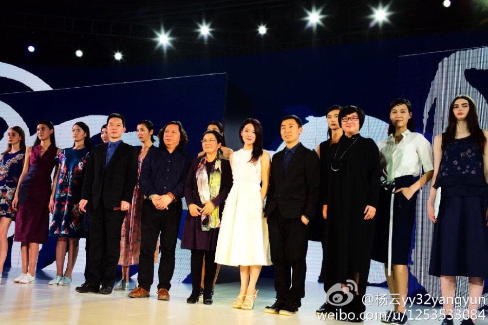 杨云一袭白裙惊艳走秀_高清图集_新浪网