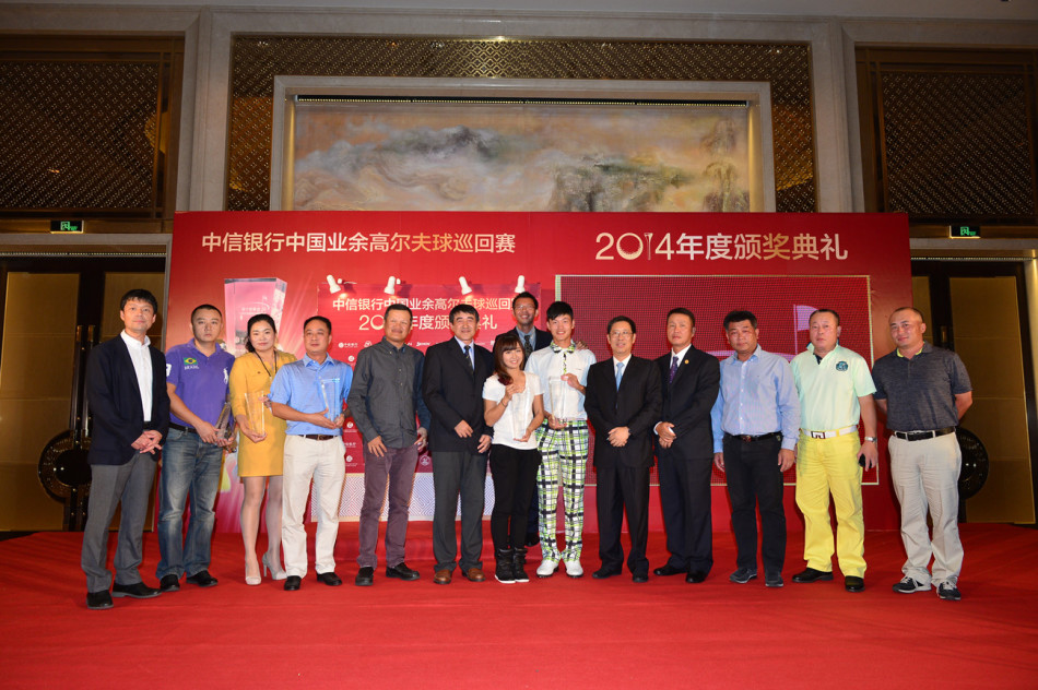 赛事各方领导与全体获奖选手在颁奖典礼后齐聚一堂，手持奖杯与证书，共同定格年度荣耀时刻