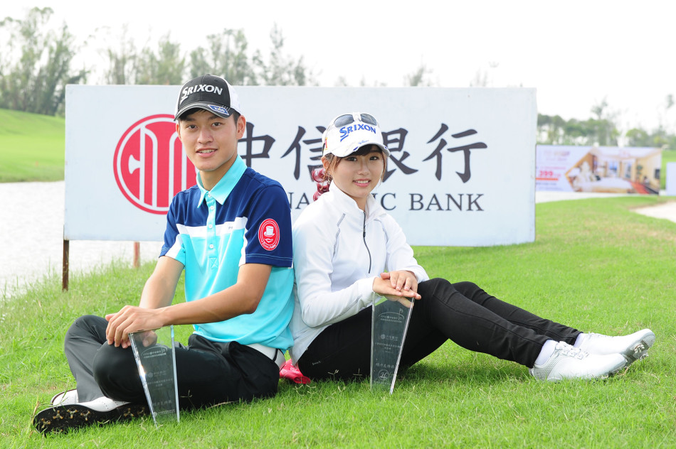 一只戴着棒球帽、造型憨态可掬的绿色毛绒土拨鼠杆头套特写，为严肃的赛场增添了一抹俏皮