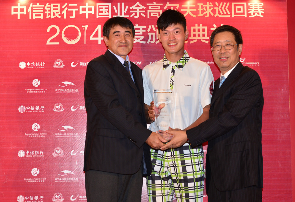 年度总冠军林纬在万众瞩目下双手高高举起冠军奖杯，脸上洋溢着自豪与激动的笑容