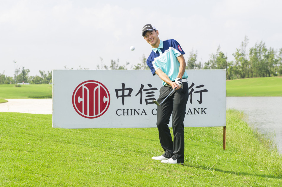 新科年度总冠军林纬在果岭边神情专注，用挖起杆精巧地切起一颗小球，小球在空中划出完美弧线