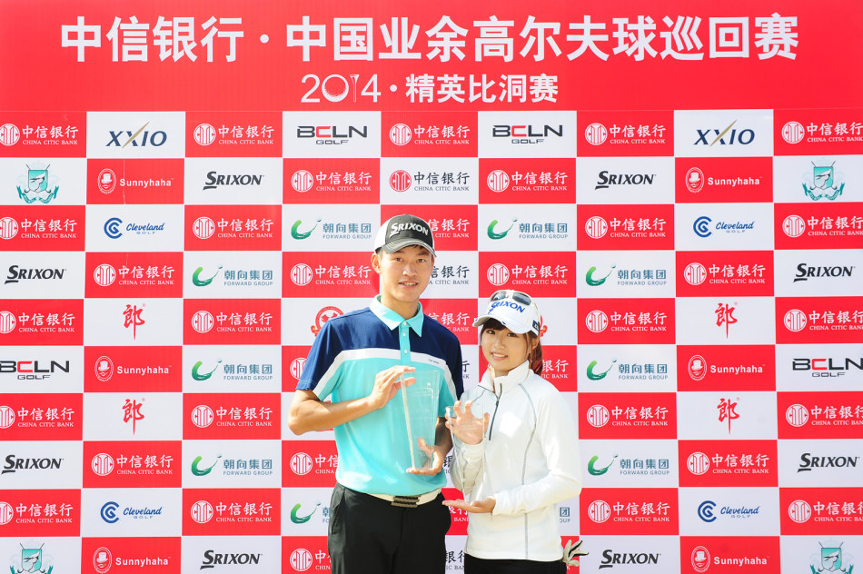 宋依霖手捧最受媒体欢迎奖奖杯，笑容灿烂，身旁摆放着象征女子总冠军的奖杯，双喜临门