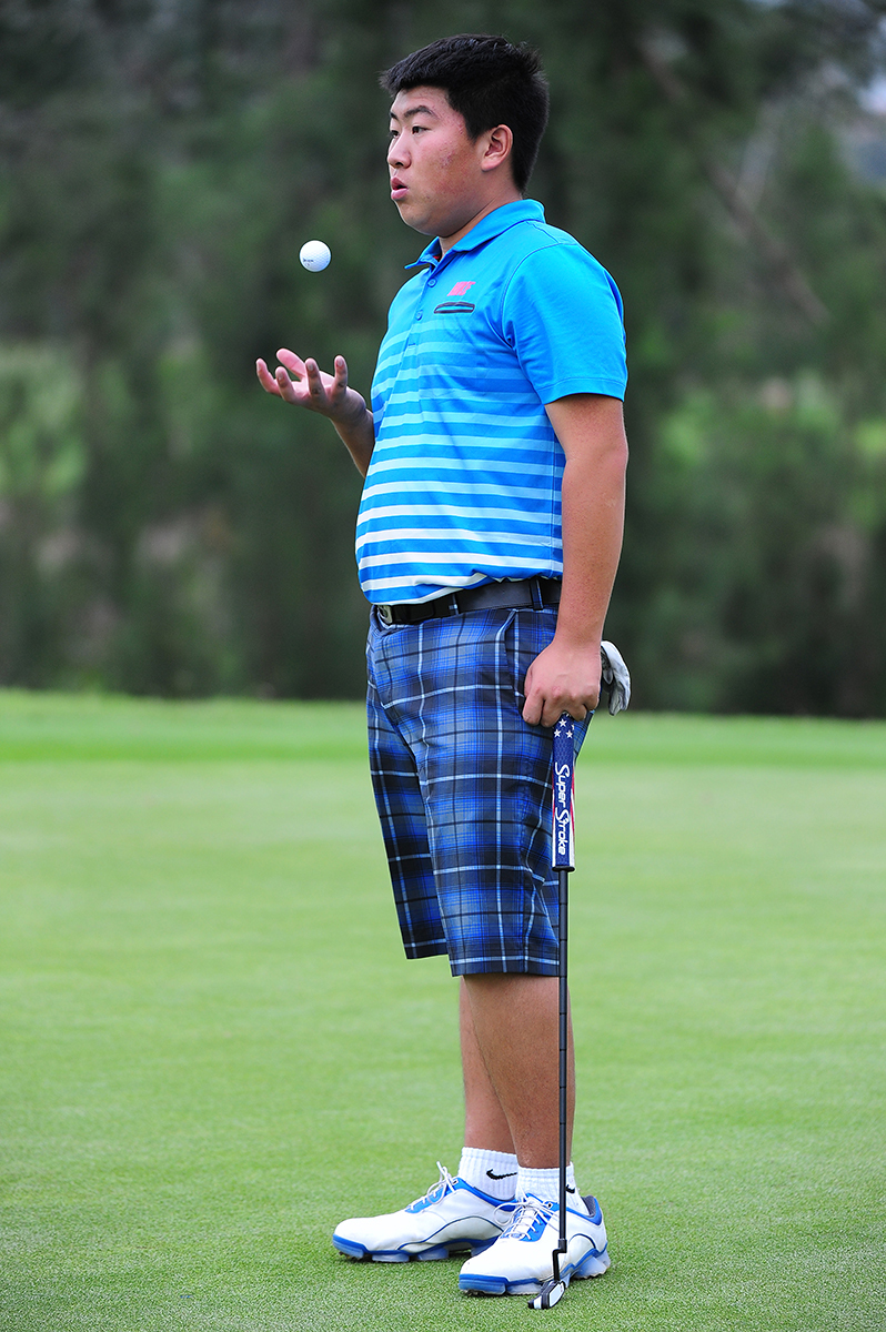 庄主在沙坑中完成一次猛烈击球，沙砾和草屑如金色的喷泉般飞扬而起，力量感瞬间爆发。