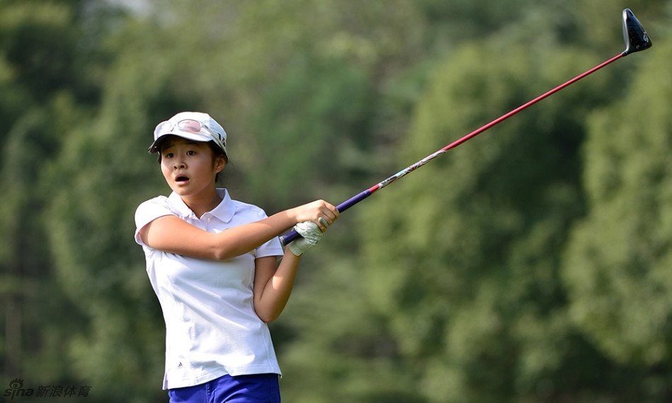 曹国伟在果岭上专注地目送击出的高尔夫球划过天空,眼神中充满了对落点的期待与计算。