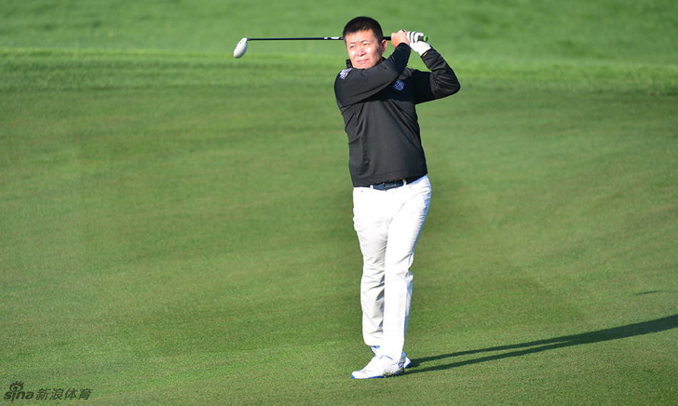 曹国伟在果岭边缘采用切杆技术,动作优雅而稳定,小白球被轻轻挑起飞向洞杯方向。