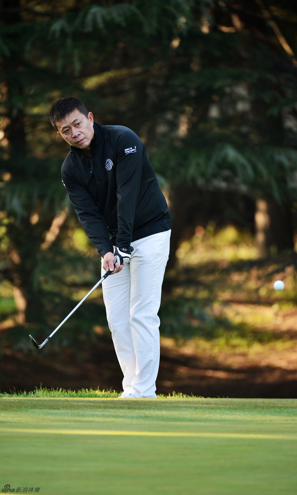 曹国伟在发球台全力开球,身体充分扭转,杆头速度瞬间释放,展现出力量与技巧的完美结合。