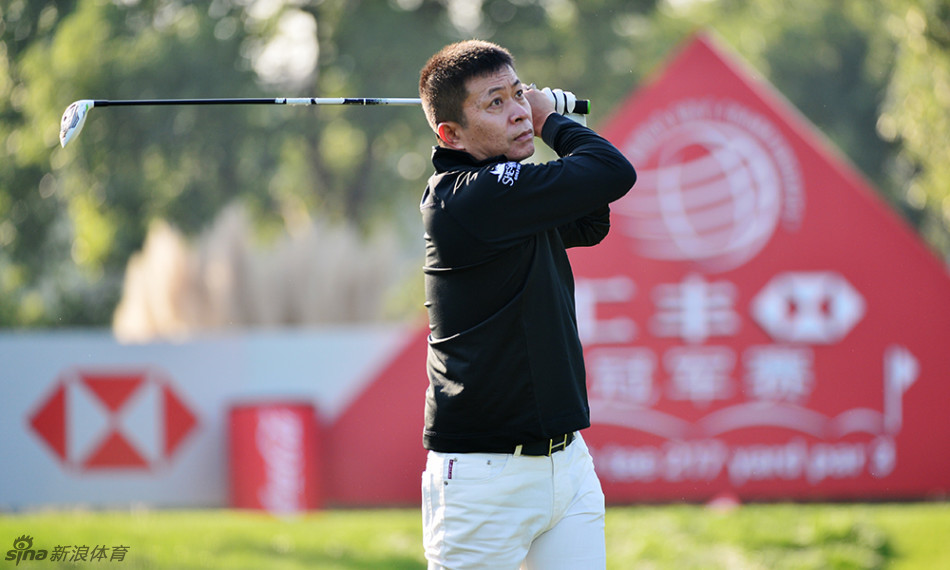 曹怡静站在发球台,完成一次漂亮的开球后,动作流畅地随挥收杆,姿态充满自信与活力。