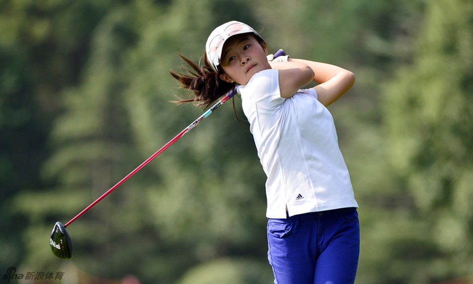 曹怡静在沙坑中陷入沉思,她正全神贯注地评估球位与地形,准备完成一次关键的沙坑救球。