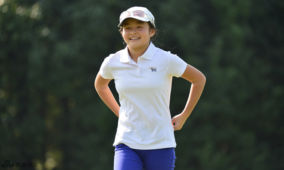 曹怡静望向远方球落点,脸上洋溢着纯净而开朗的笑容,如同球场上空的阳光一样灿烂温暖。