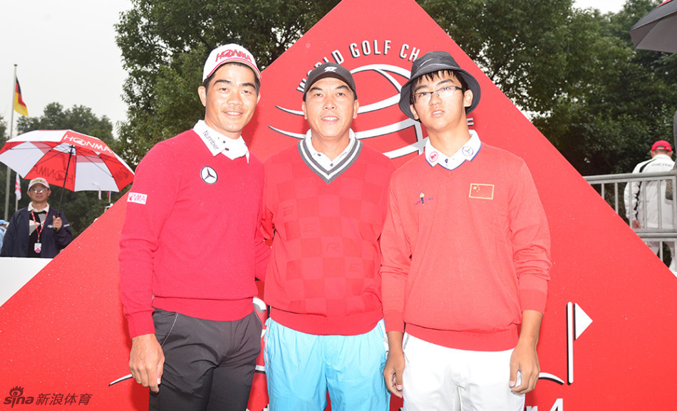 窦泽成、梁文冲、张连伟三位身着红色战袍的球员面对镜头,齐竖大拇指,阳光下的笑容充满自信与对比赛的期待。