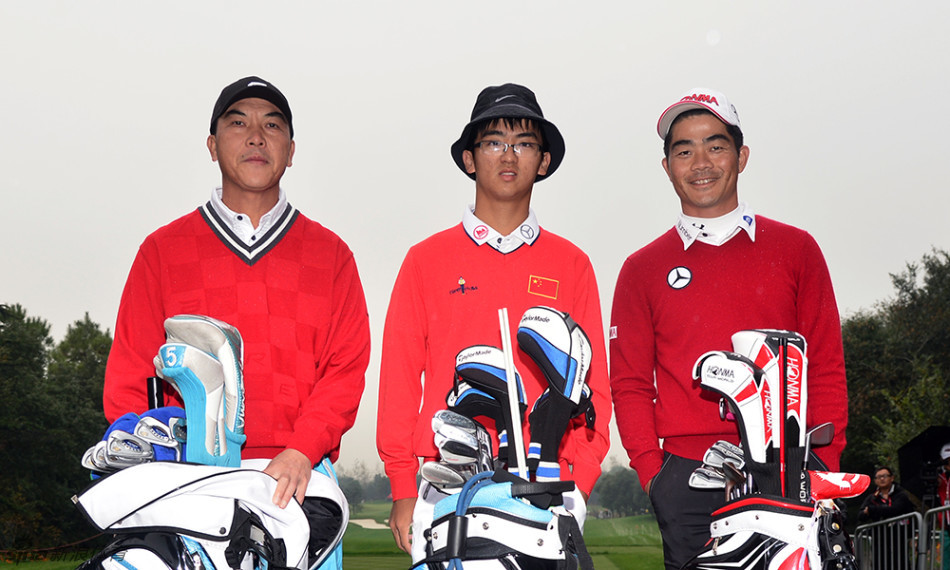 张连伟与梁文冲两位中国高尔夫传奇老将并肩而立,相视一笑,眼中满是多年征战积淀的默契与从容。