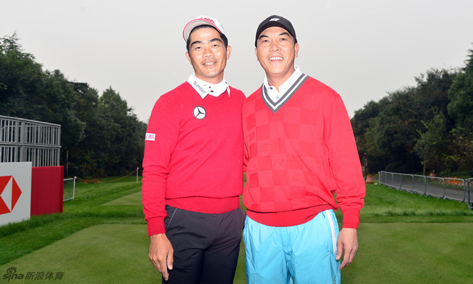 梁文冲在开阔的球道上潇洒挥杆,身姿舒展有力,白色小球在空中划出一道优美的弧线飞向果岭。