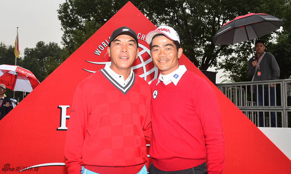 张连伟在发球台沉稳开球,动作一气呵成,展现出老将历经千锤百炼的技术底蕴。