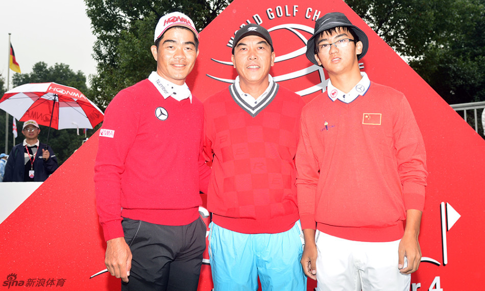 窦泽成在比赛中凝神准备推杆,年轻的面庞上写满了专注,仿佛正在吸纳前辈们的经验化为自己的力量。