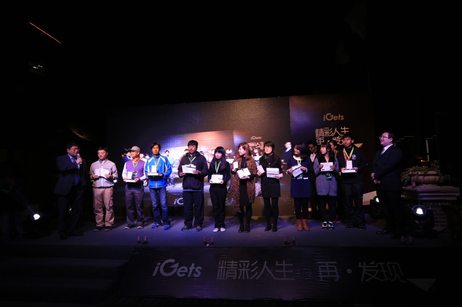 游轮宽敞的甲板上，宾客们凭栏远眺，江风拂面，背景是陆家嘴摩天楼群勾勒出的壮丽城市天际线。