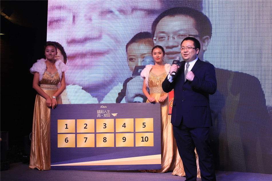 一位业界精英正在分享洞察，他的演讲吸引着全场听众，象征着思想与智慧在此交汇，共同擘画行业未来。