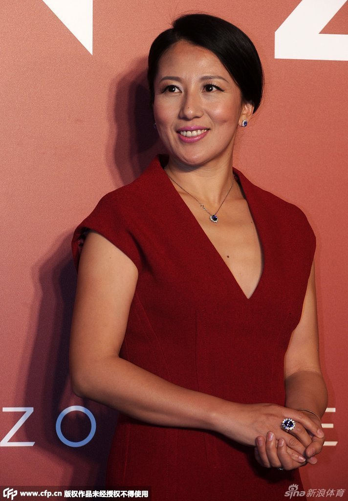 大杨扬一身红裙走红毯 成熟妩媚靓丽