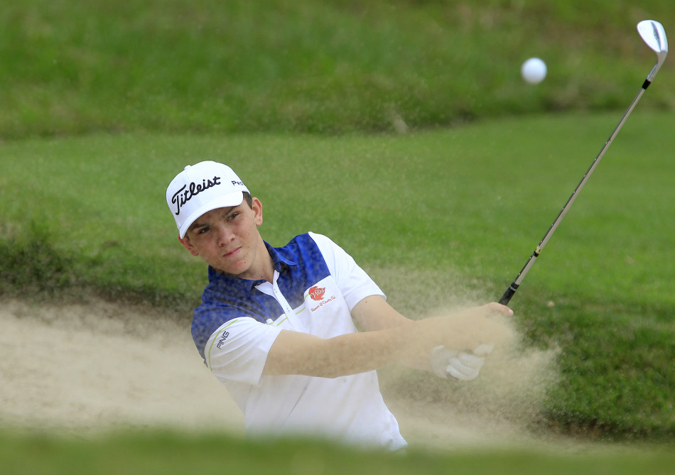 曹森在一号木开球瞬间，身体全力扭转，杆头速度达到顶峰，这是力量与技术的爆发时刻。