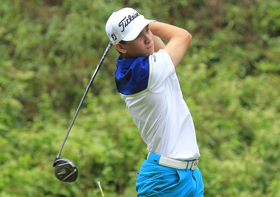 澳大利亚选手在沙坑中沉着调整站位，准备完成一次关键的沙坑救球，沙坑杆的凸缘设计清晰可见。