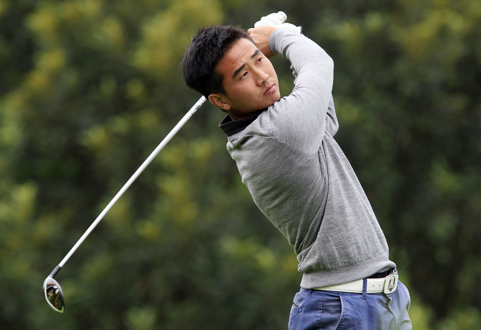 球手们聚集在果岭上，从不同角度躬身仔细观察推杆线路，展现了这项运动对专注与精准的极致要求。