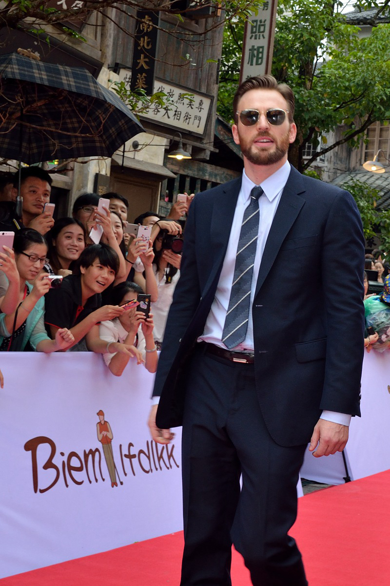 美国队长克里斯埃文斯轻松推杆，展现好莱坞巨星的休闲风采