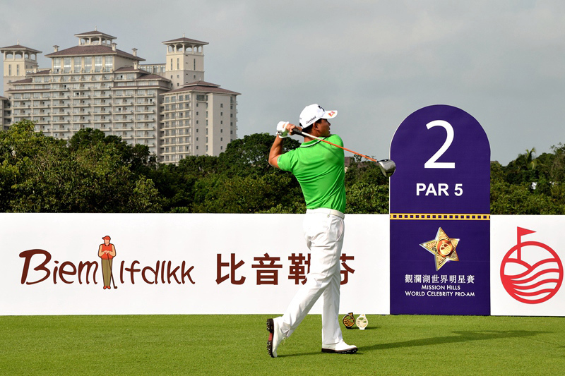 导演冯小刚球场执杆远眺，神情专注如构思下一帧电影画面