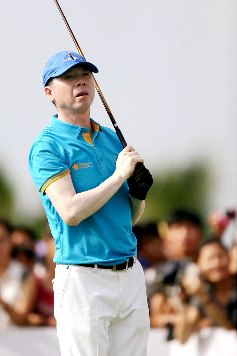 周杰伦在粉丝簇拥下潇洒挥杆，雨中依旧星范十足