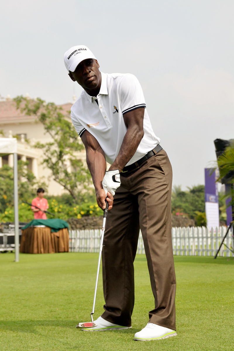 萨克斯乐手在球场边倾情演奏，金色乐器与绿色草场相映成趣