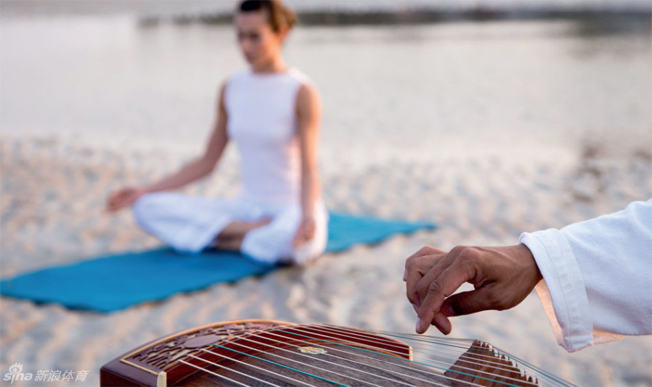 奢华度假村的露天休息区，静谧的泳池倒映着黄昏天空，舒适的躺椅邀请旅人停下脚步，享受片刻宁静。