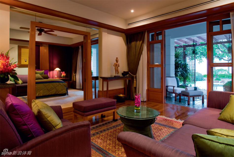 绿意盎然的悦榕高尔夫球场，球道沿着自然地势起伏，远处热带树木与精心养护的果岭相映成趣。