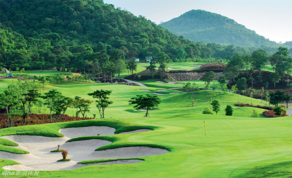 华欣某餐厅露台的精美摆盘，融合泰式与西式风味的健康菜肴色彩丰富，旁边冰镇饮品让人顿感清凉。