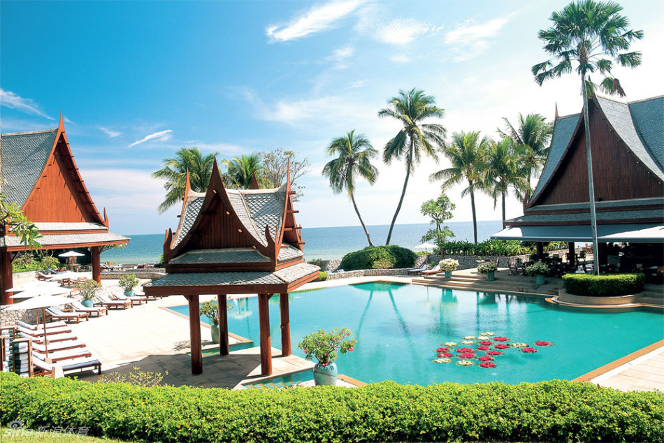 华欣海滩的清晨，细软白沙与宁静海浪构成一幅恬淡画面，远方木制码头伸向蔚蓝泰国湾。