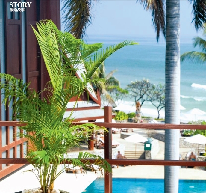 斯普林菲尔德球场风光，发球台眺望远方，起伏的球道与远山构成一幅如画景致，等待球手开启挑战。