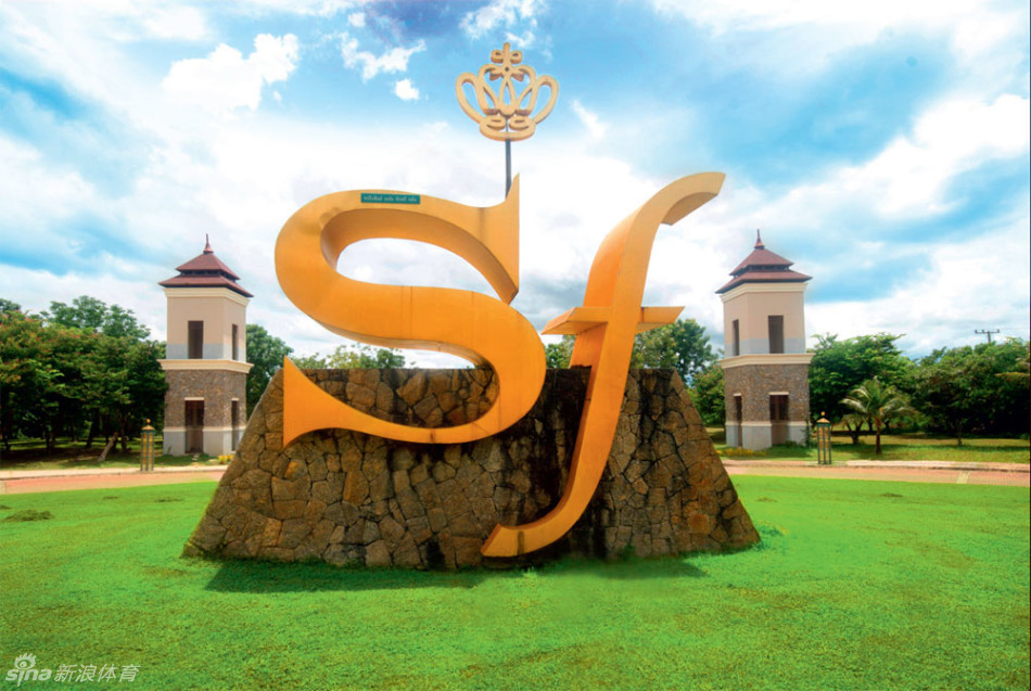 黑山高尔夫球场一隅，碧绿球道在黑色山峦与蔚蓝天空的映衬下蜿蜒，高尔夫球车正驶向下一个挑战。