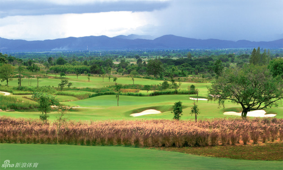 夕阳下的华欣海滩，一家人的剪影漫步在潮水退去的沙滩上，画面温馨，充满了假日的美好与安宁。