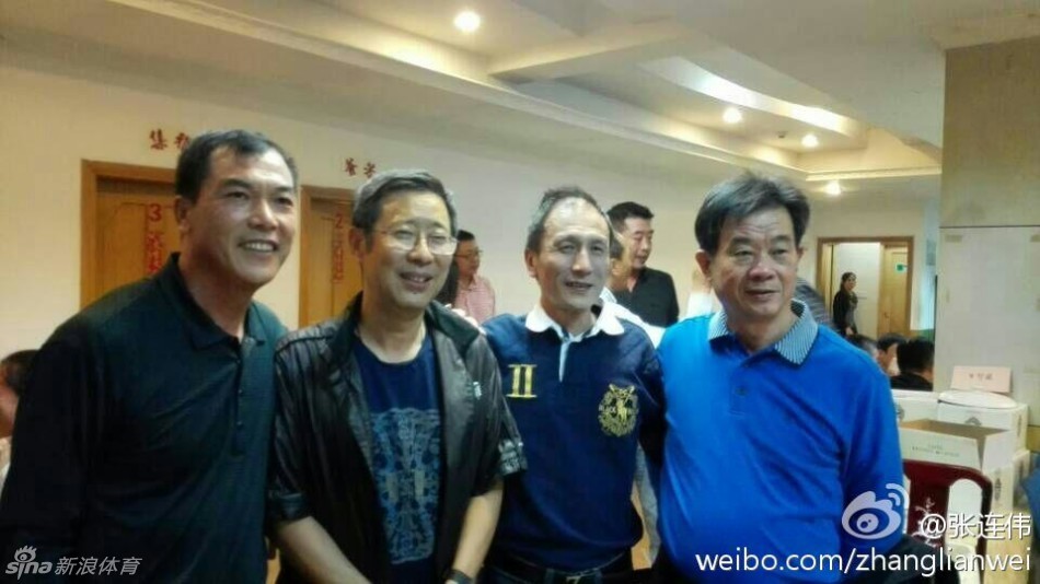 张连伟与陈朝行同坐一桌，相谈甚欢，两人专注交流的神情透露出对高尔夫事业共同的热爱与思考。