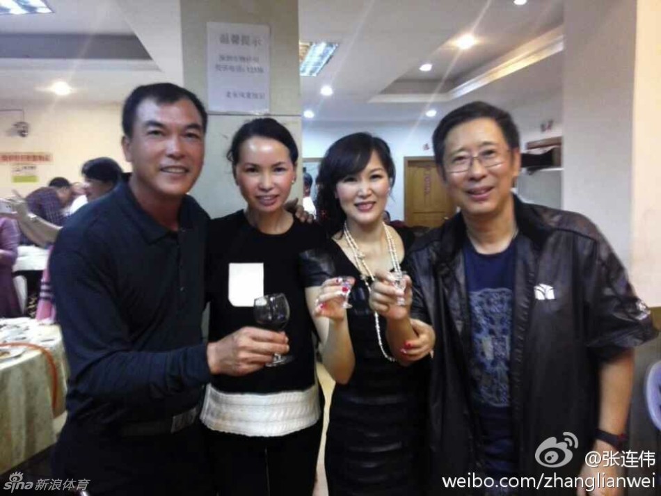张连伟与程军并肩而坐，两位中国高尔夫传奇人物面带笑容，正亲切交谈，仿佛在回忆共同征战的往昔岁月。