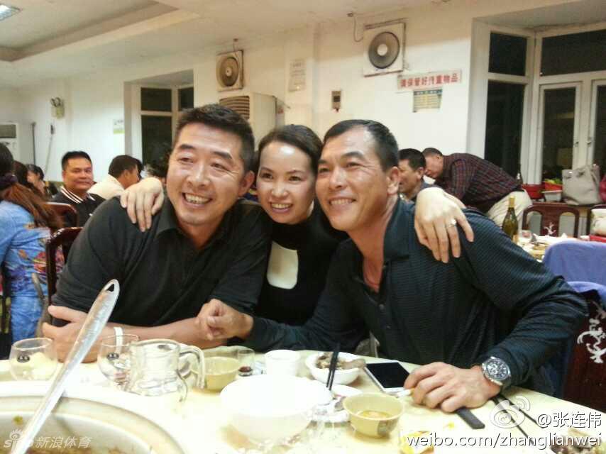 张连伟与程军手持酒杯，面对镜头留下珍贵合影，两位老友眼神中闪烁着默契与历经时光洗礼的深厚友谊。